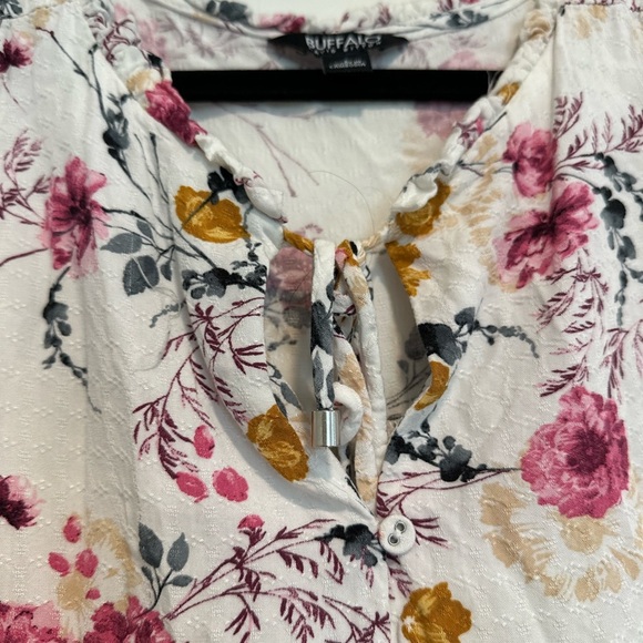 Buffalo David Bitton Women's Large Floral Printed V Neck Flutter Sleeve Top. - Picture 8 of 11